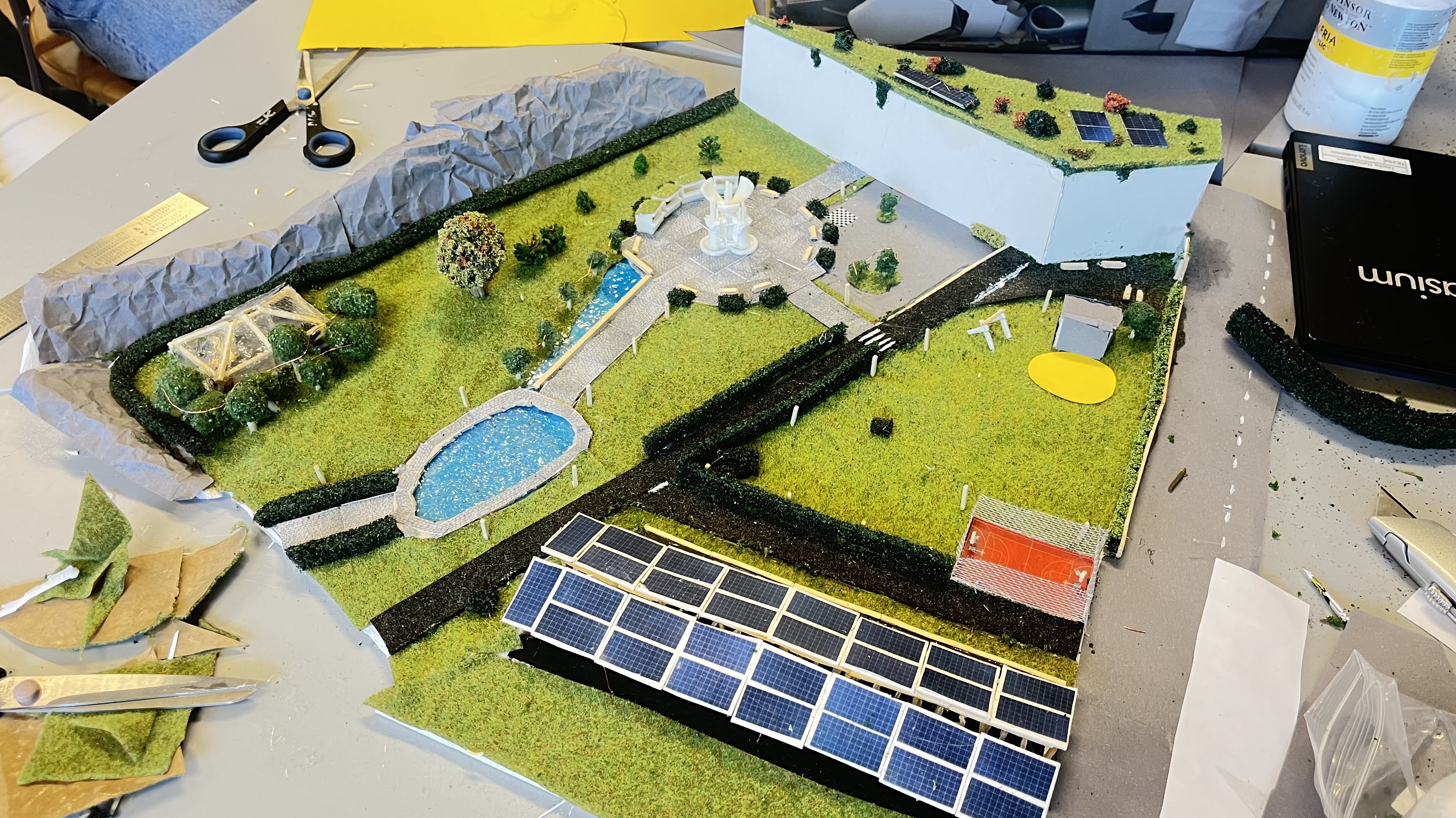 Fysisk modell med detaljer som visar struktur och placeringar i torget